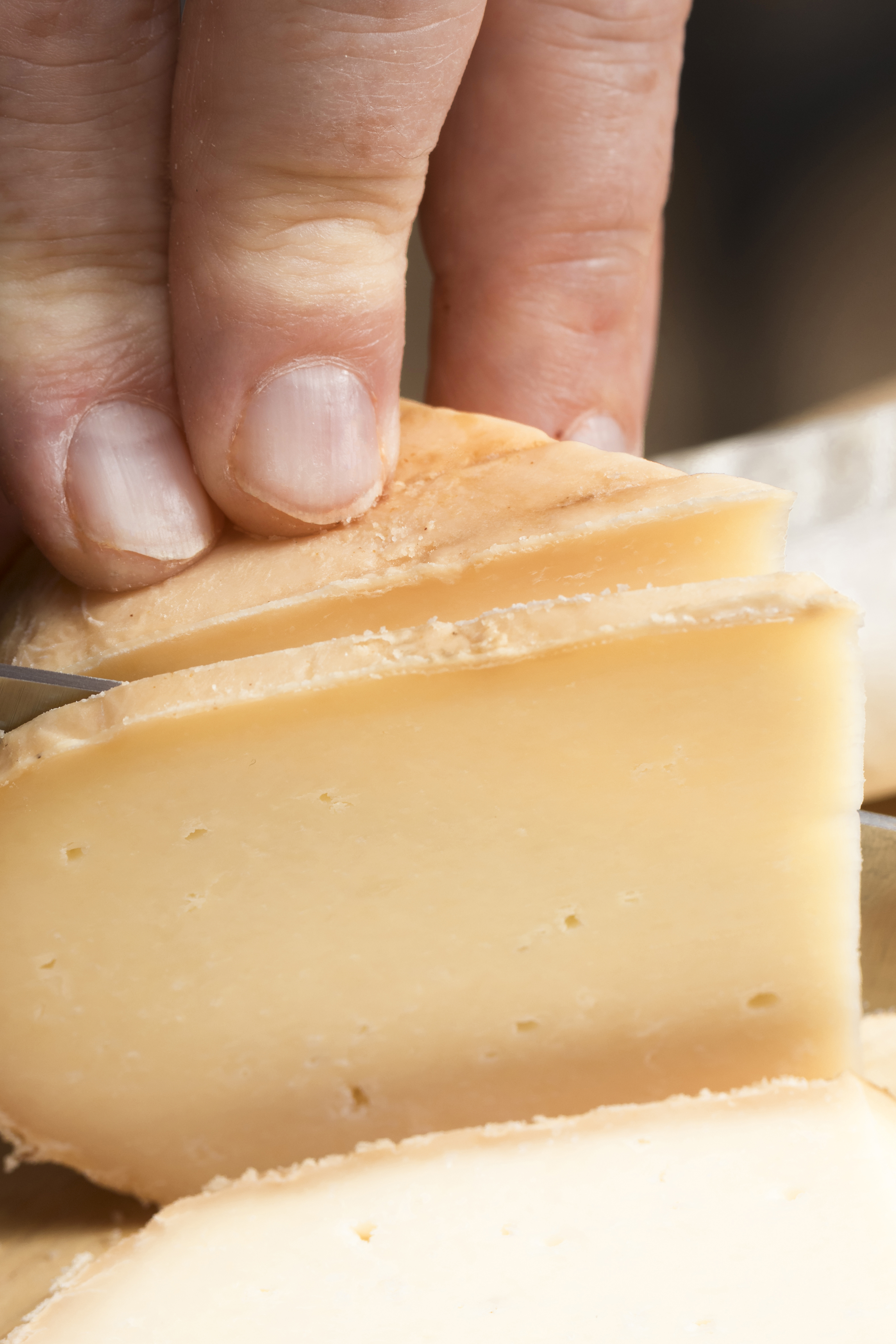 Maestro quesero cortando queso artesanal en Suipacha